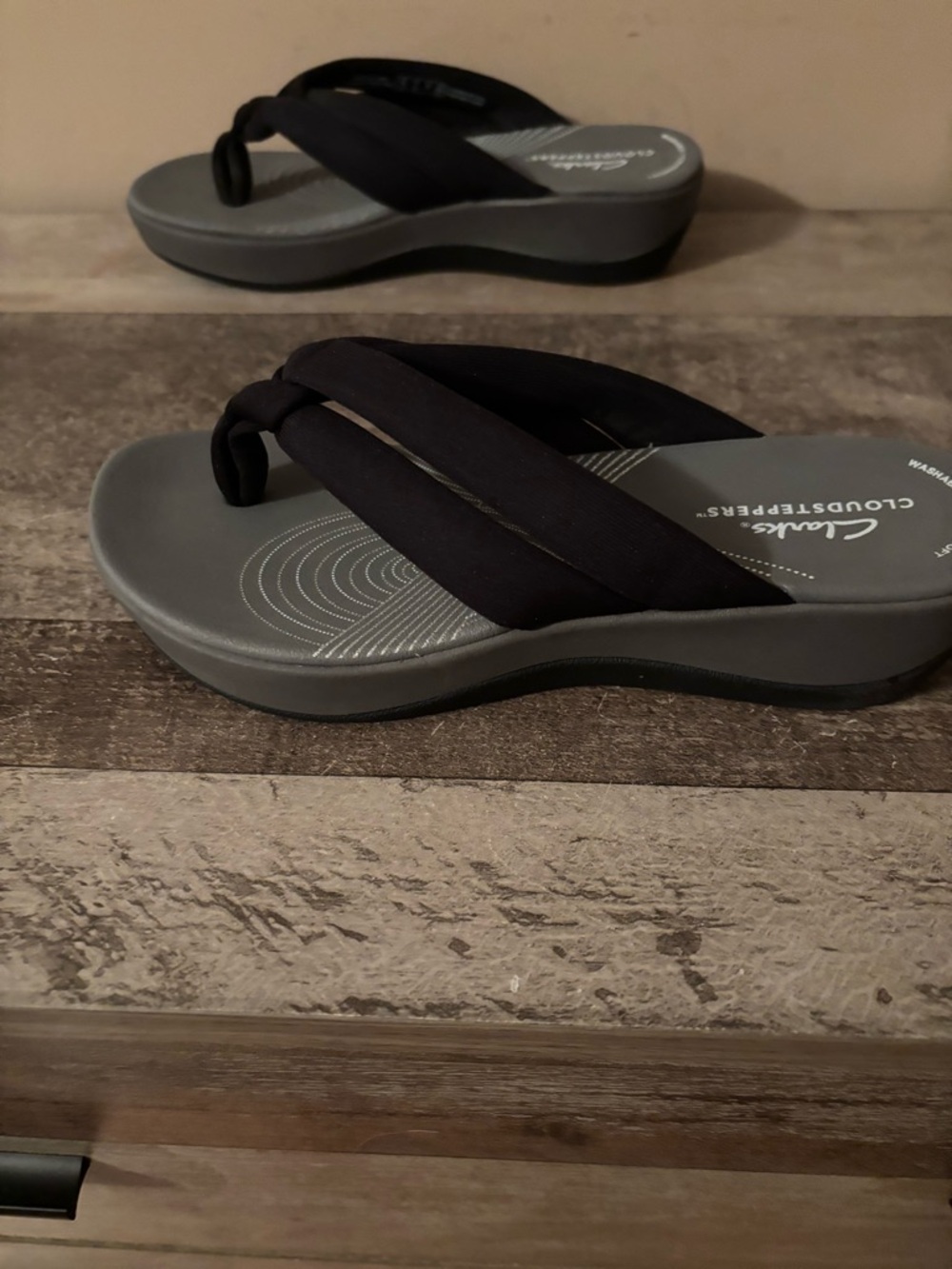 Clarks Cloudsteppers black Flip Flop Sandals with gray footbed - Picture 4 of 5